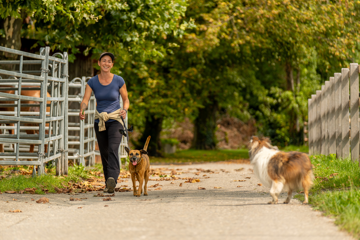 Lea Hatze mit den Hunden Nia und Cheva