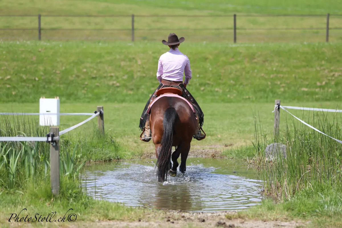 Lea Hatze reitet durchs Wasser